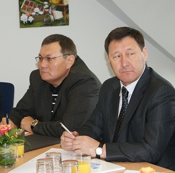 Herr Kazbek Ukanov und Herr Sanszbay Bakulin (v. l. n. r.)